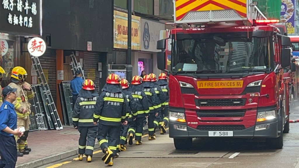 廣東省消防救援總隊透過是次火警實地觀摩香港消防人員的滅火工作及了解香港樓宇消防設施。楊偉亨攝 廣東省消防救援總隊透過是次火警實地觀摩香港消防人員的滅火工作及了解香港樓宇消防設施。楊偉亨攝