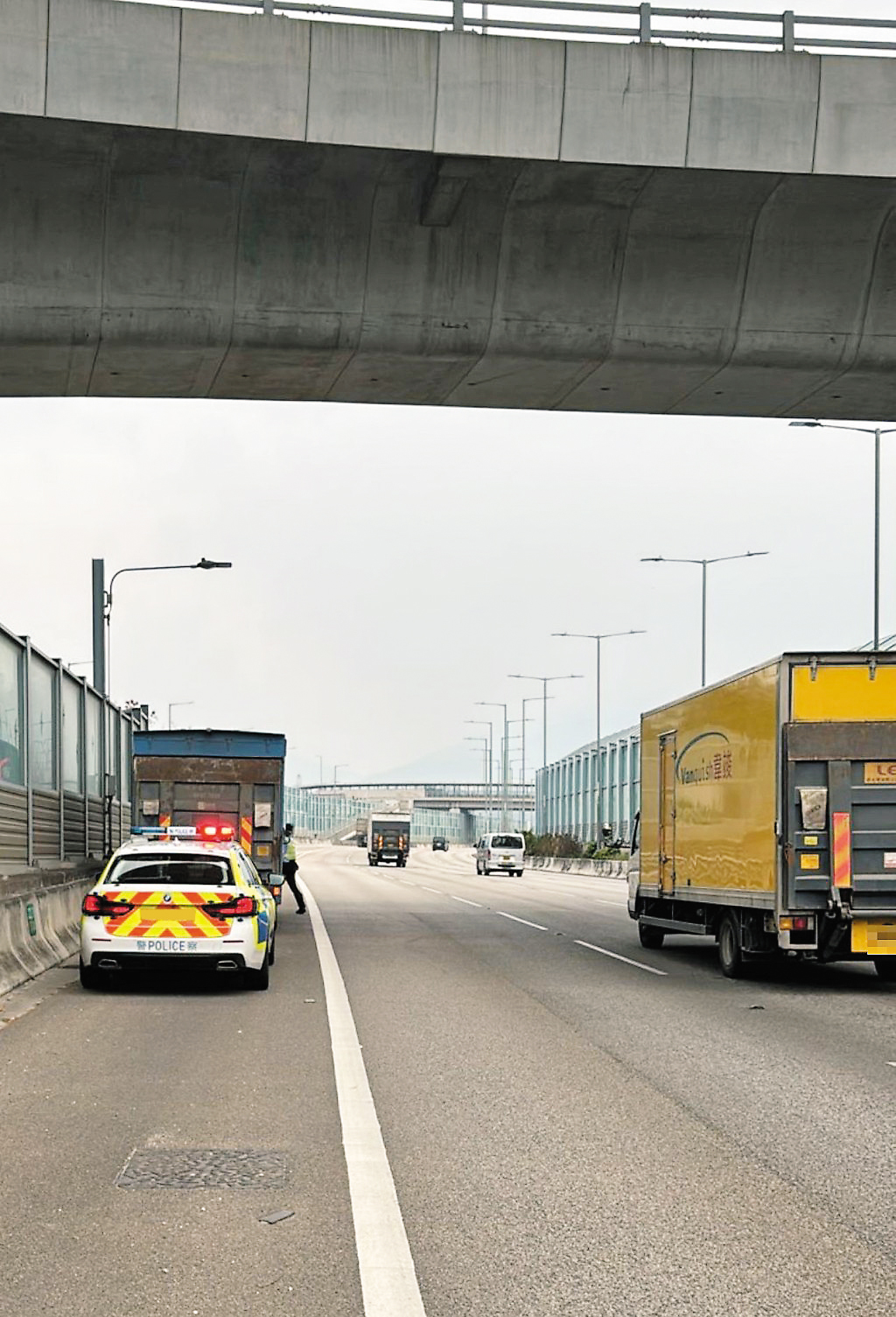 其實在車速70km/h以上三綫的道路，當局都會在道路兩旁聳立路牌，提醒駕駛人士除越過前車爬頭外，必需要靠左駛，否則屬違法。