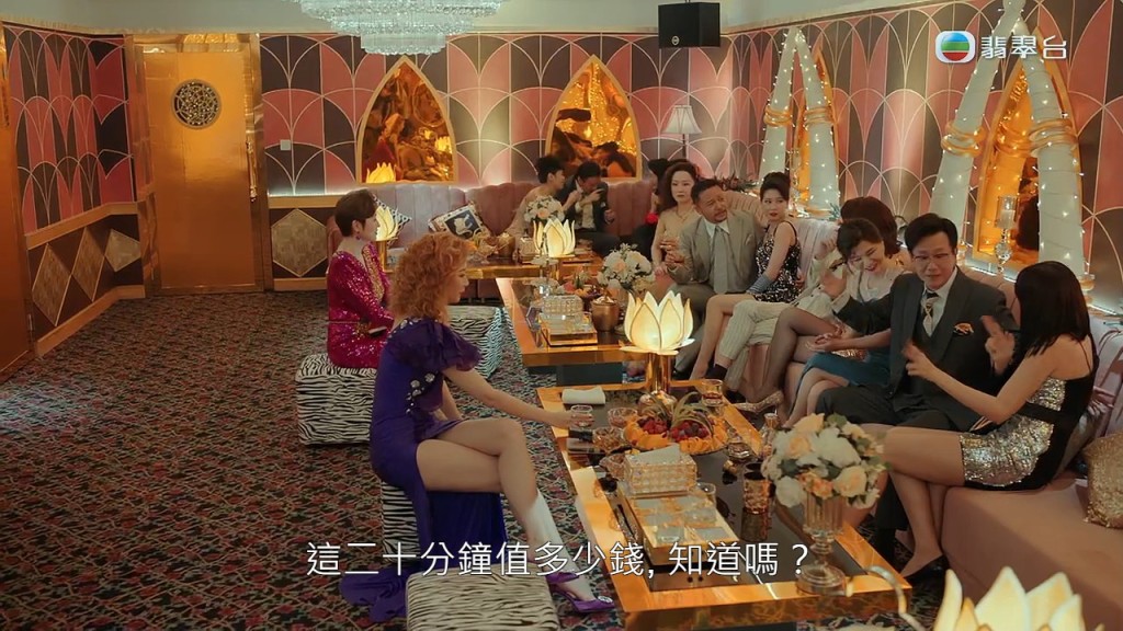 劇情最初講到陳法蓉飾演的萬國城夜總會媽媽生「沙律媽」與蔡潔飾演的皇牌小姐「Monica」正在房間陪富貴律師客人。