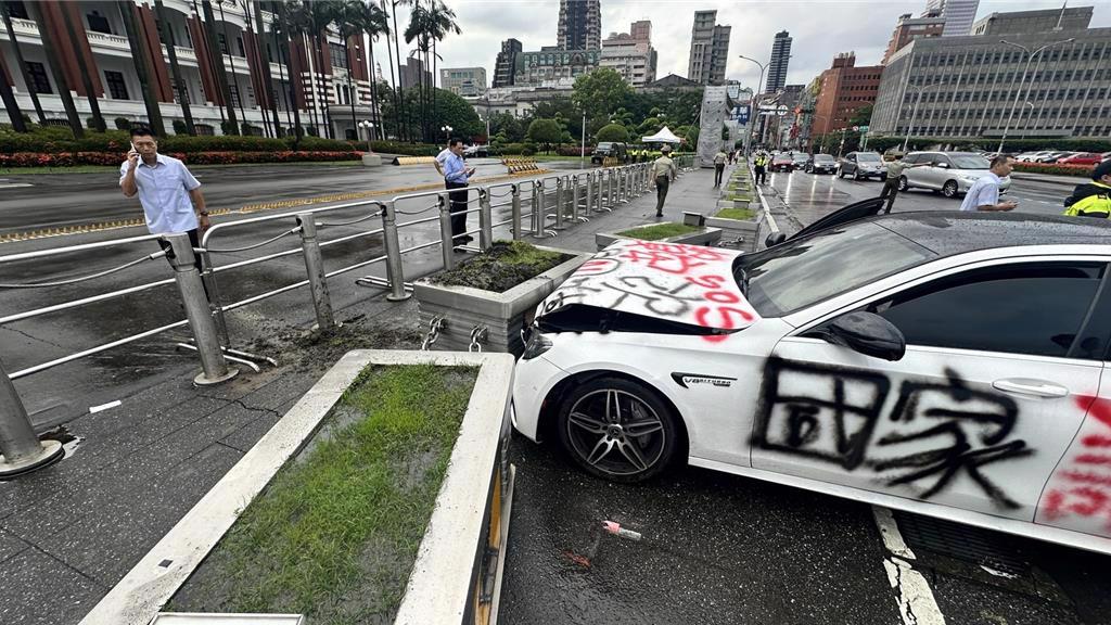 台湾有男子驾车身喷「国家认知作战」字句的BENZ，冲撞「总统府」被捕。中时
