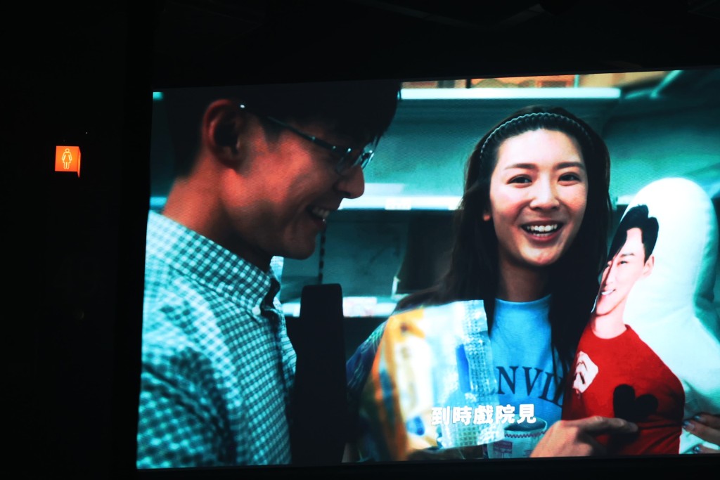 余香凝扮師奶攬着林峯攬枕,搞笑片段令觀眾捧腹大笑。 余香凝扮師奶攬着林峯攬枕,搞笑片段令觀眾捧腹大笑。