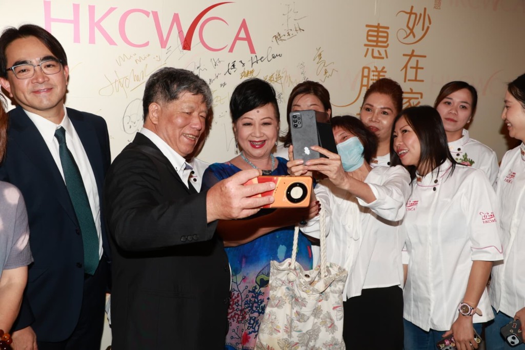 家燕姐出發貴州前，女兒叮囑她不要吃太多，但她忍唔住口，笑稱「柑桔宴」很好味好精彩。
