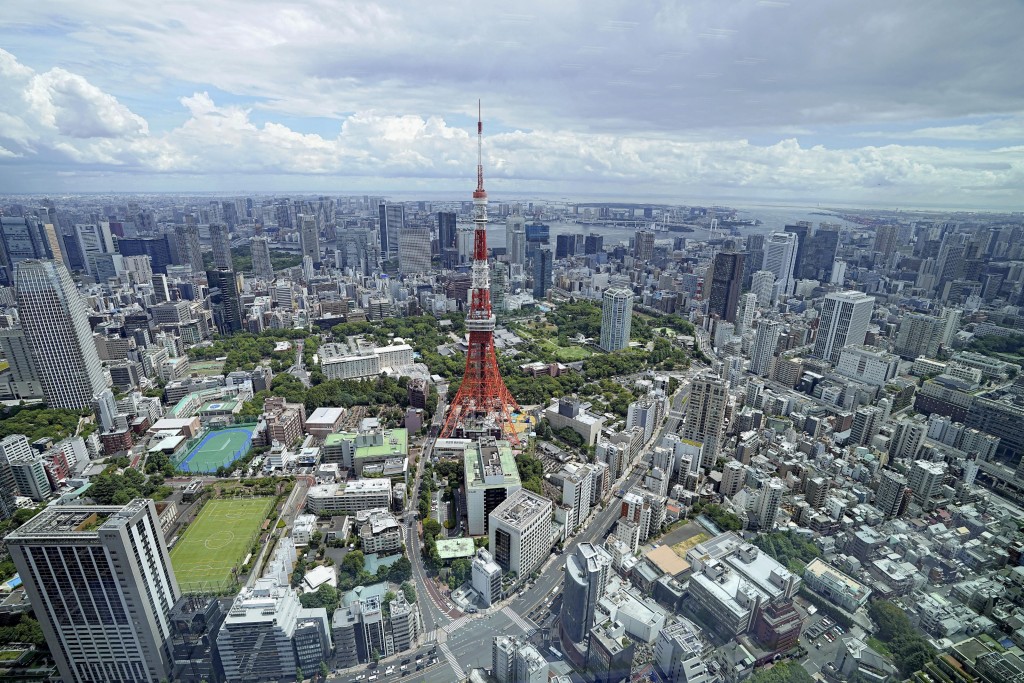 站在“森JP塔”最高楼层，可与高332.9米的东京铁塔塔尖平视。路透社