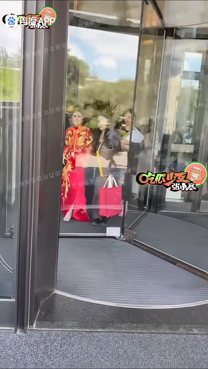 汪小菲和Mandy終現身,Mandy穿上傳統新娘服出門。(「吃瓜少女張小寒」微博截圖) 汪小菲和Mandy終現身,Mandy穿上傳統新娘服出門。(「吃瓜少女張小寒」微博截圖)