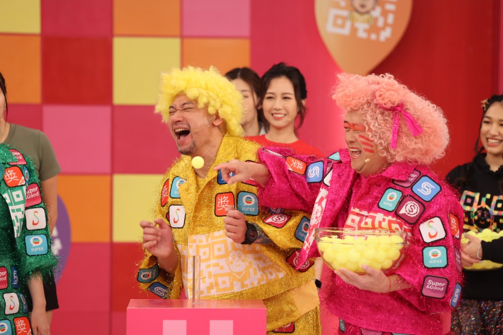 曾志伟多年来主持的《奖门人》系列，更是香港电视史上的经典游戏节目。