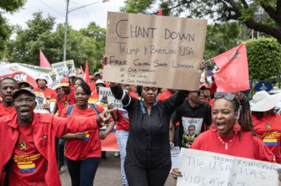 加拉加斯周三爆發大規模示威，成千上萬的民眾湧上街頭，揮舞國旗並高喊口號，呼籲捍衛國家主權，並要求美方立即釋放馬杜羅夫婦。法新社