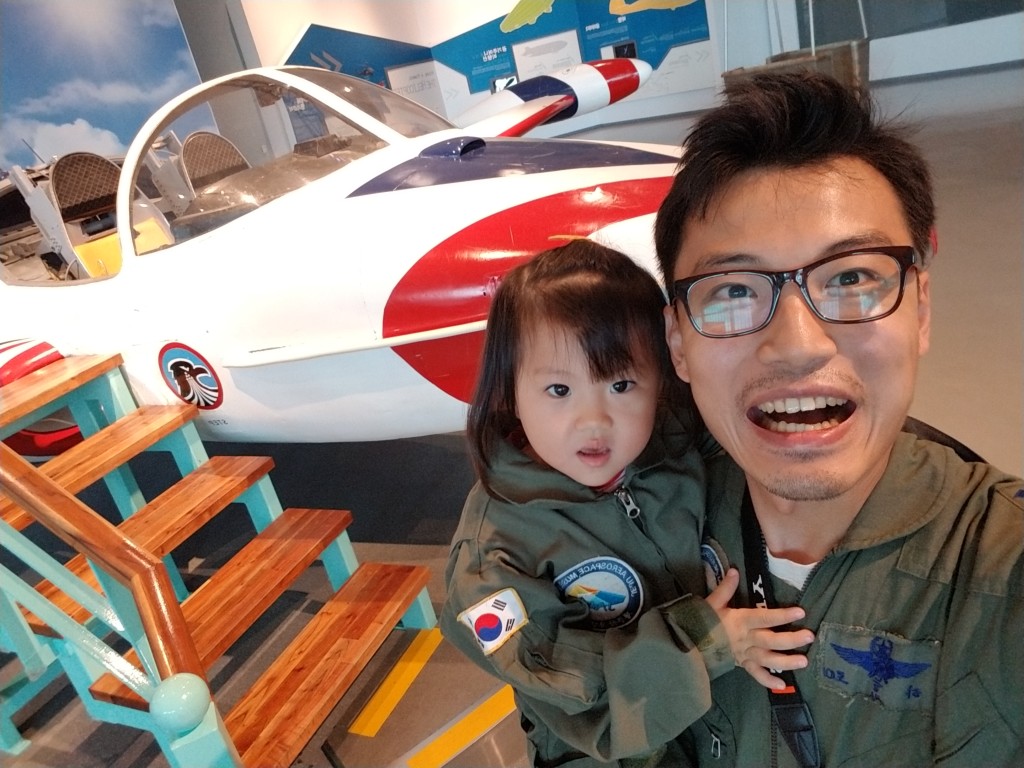 濟州島設有不同主題的博物館， Paco和Yui曾一 起到航空宇宙博物館參觀。