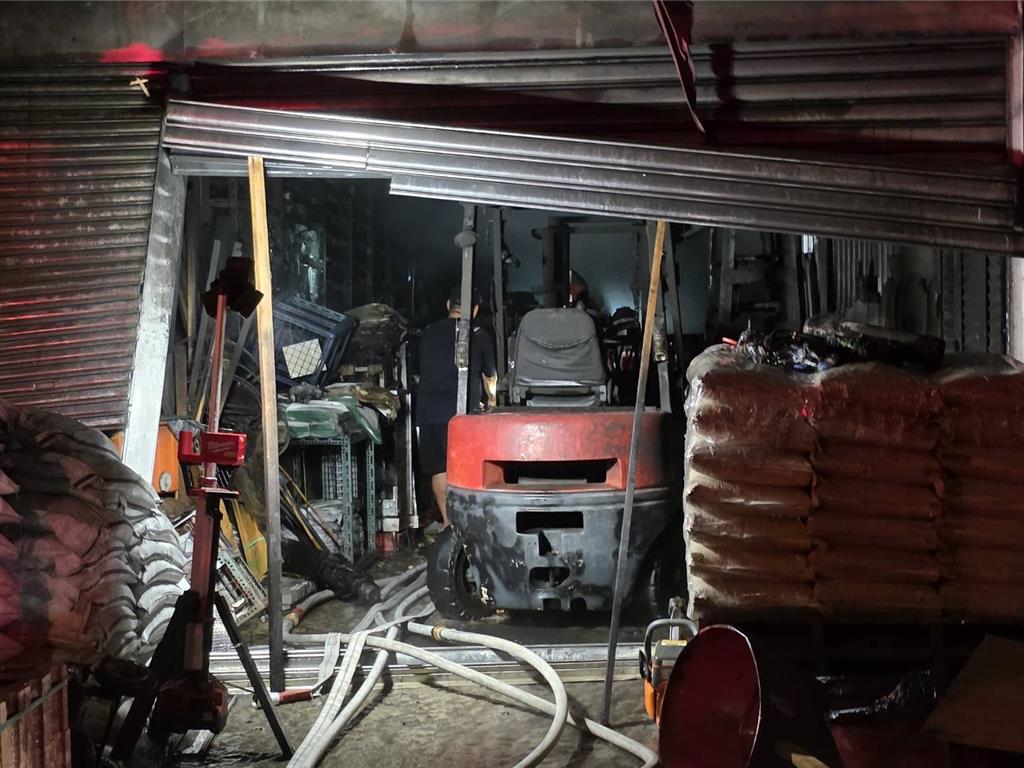台宜蘭五金舖大火,一家六口四死亡。中時 台宜蘭五金舖大火,一家六口四死亡。中時