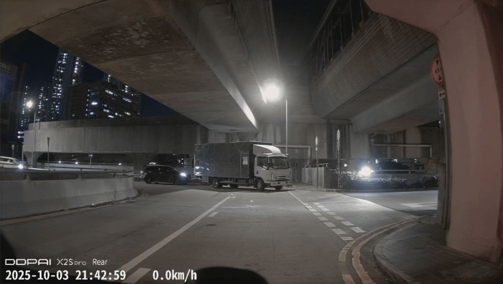 根據網上影片，深色私家車停泊在港鐵屯門站F出口對開路段。fb「香港突發事故報料區及討論區」