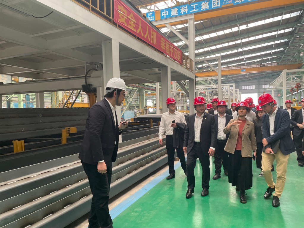 何永賢（前排右二）到訪中建科工集團綠色科技有限公司，視察「簡約公屋」MiC組件廠房。