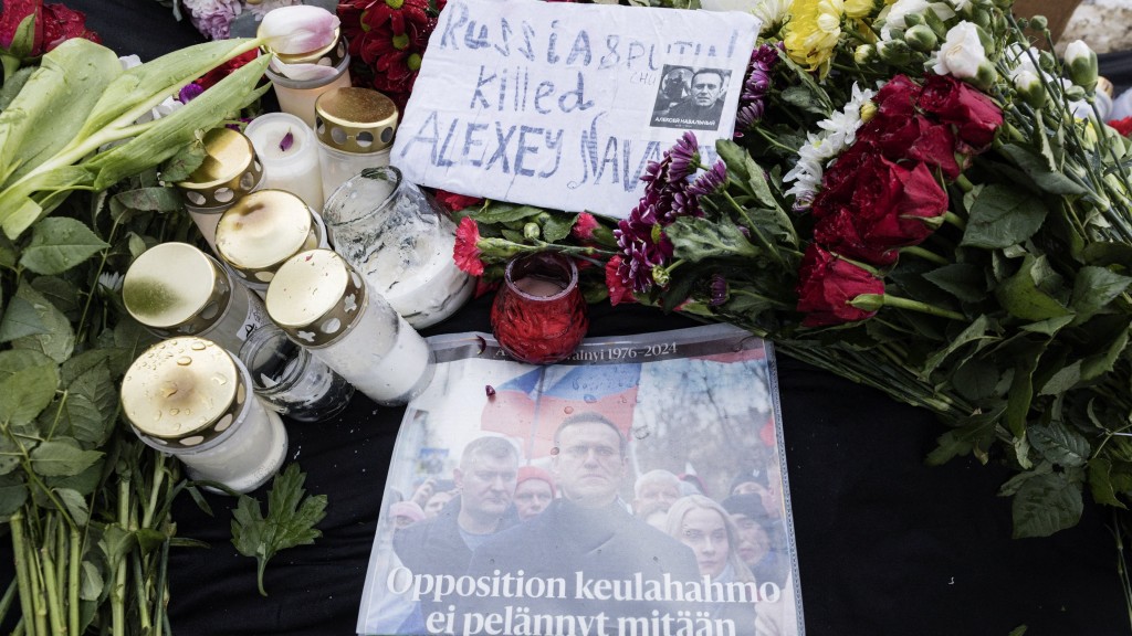 芬兰赫尔辛基俄国大使馆外有人献花悼念纳瓦尔尼，并指责普京“杀人”。 路透社
