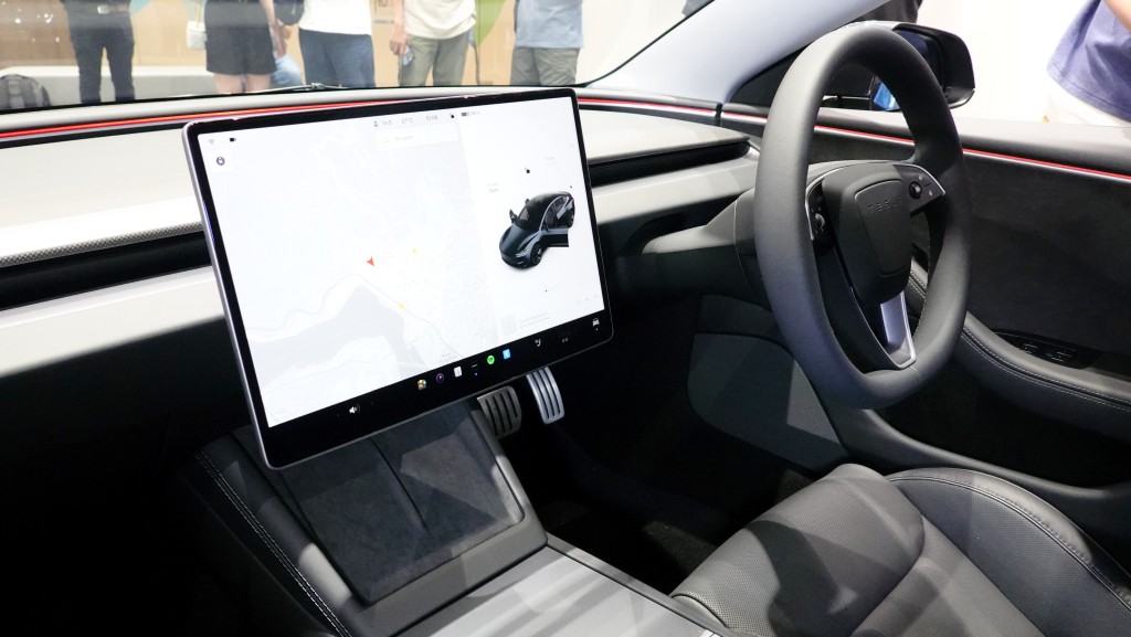 Tesla Model 3 Performance配用15.4吋中控觸屏