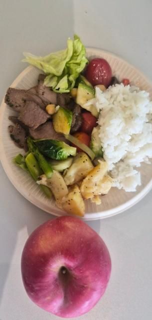 瀟芒利用AI計算食物的熱量和營養。《錢江晚報》 瀟芒利用AI計算食物的熱量和營養。《錢江晚報》