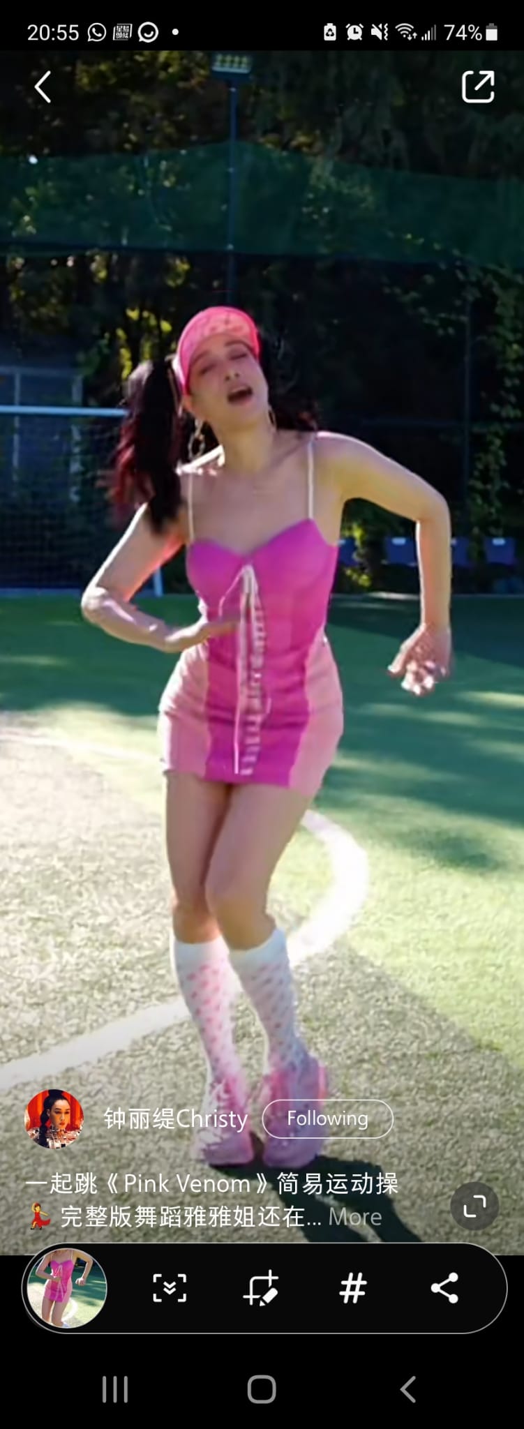 鍾麗緹在片中大跳名為《Pink Venom》的健身舞。