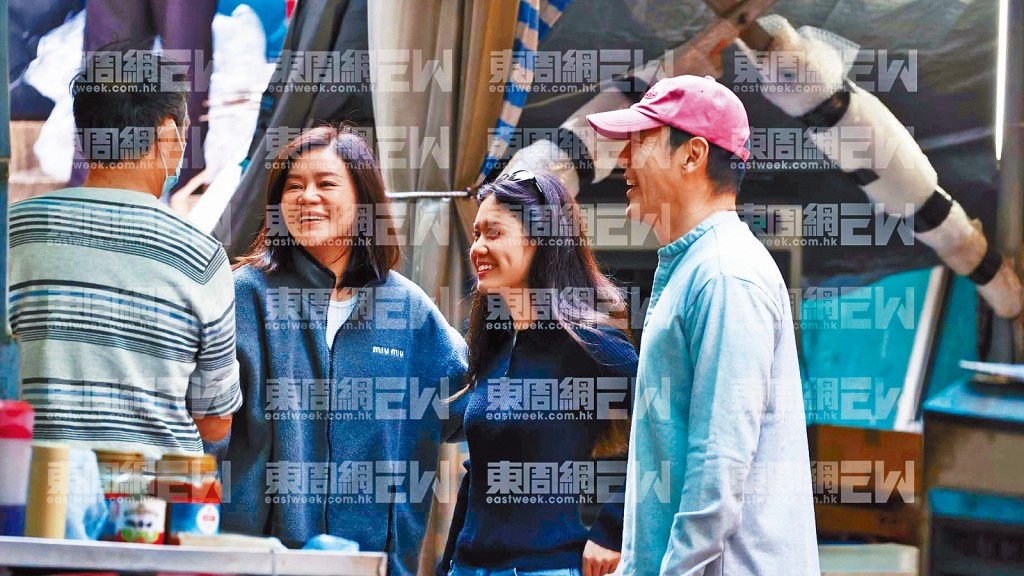 阿B與現任妻子范姜及19歲女兒鍾懿現身中環。