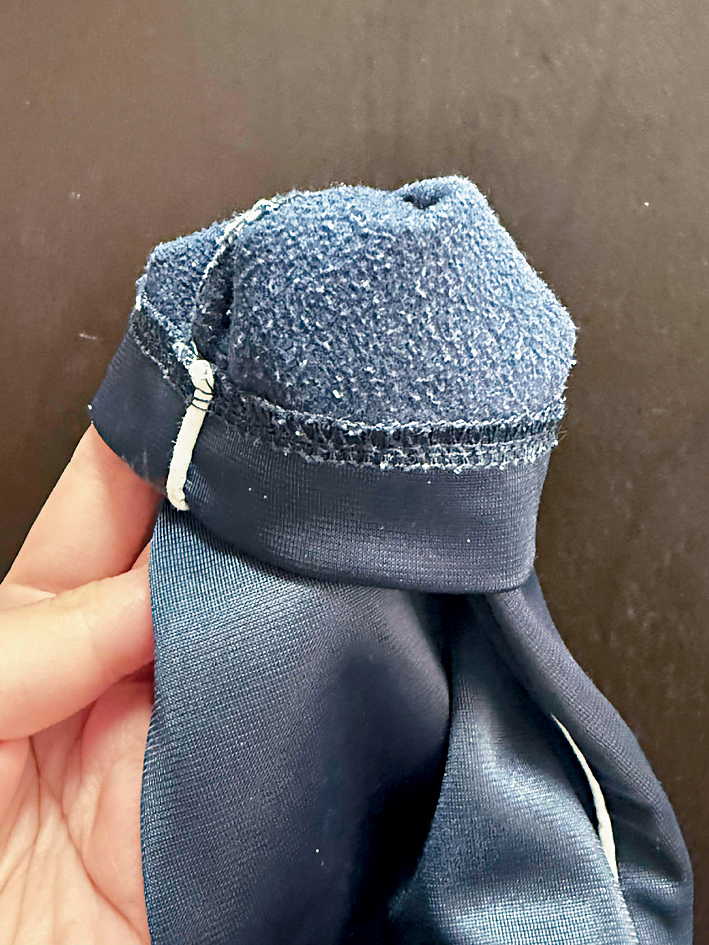 涉事幼稚園的冬季校服有絨毛層保暖。