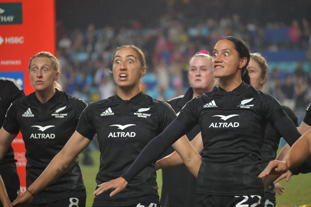 紐西蘭包辦香港國際七人欖球賽男女子組冠軍，賽後大跳傳統Haka戰舞。陳極彰攝