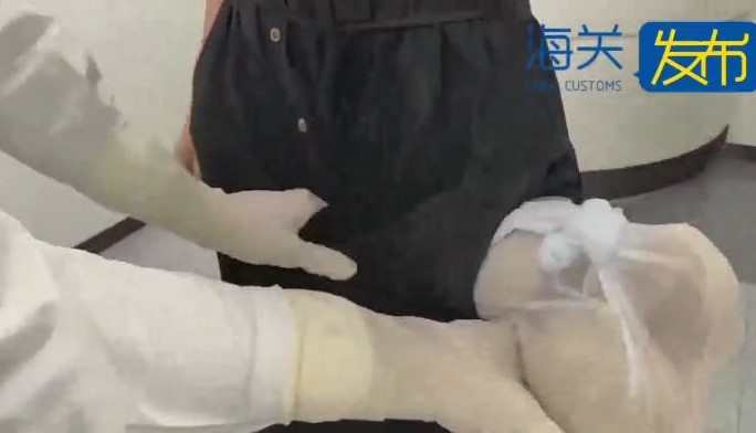 女子被揭身上藏有燕窩。海關發布 女子被揭身上藏有燕窩。海關發布