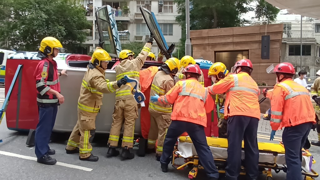 消防將傷者救出送院。