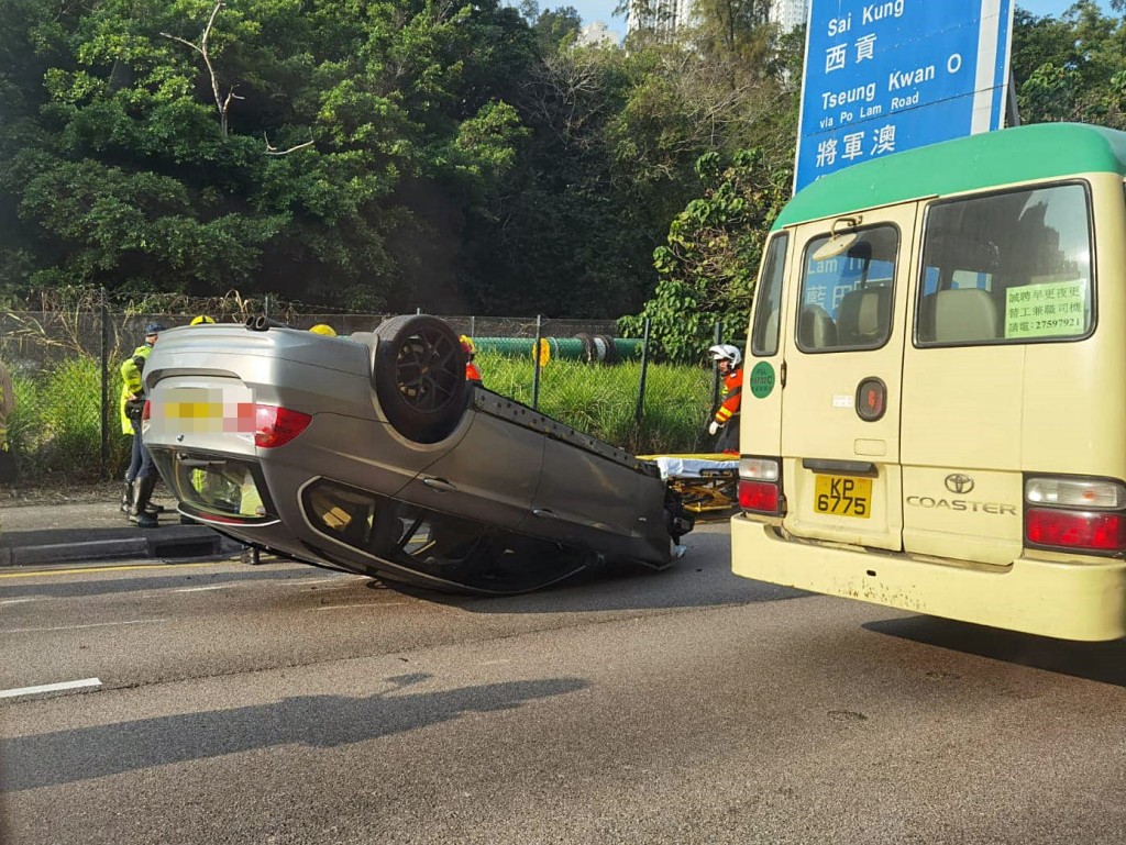 將軍澳隧道落斜發生私家車反肚。fb： 西貢日報-西貢街坊(自由)討論區