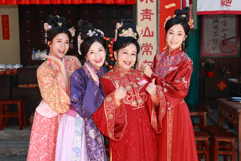 家燕姐跟江嘉敏、麥美恩、朱智賢TVB歲賀劇《黃金萬両》。