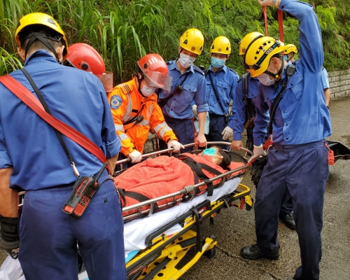 行山女子疑被雷击中，获救送院。 蔡楚辉摄
