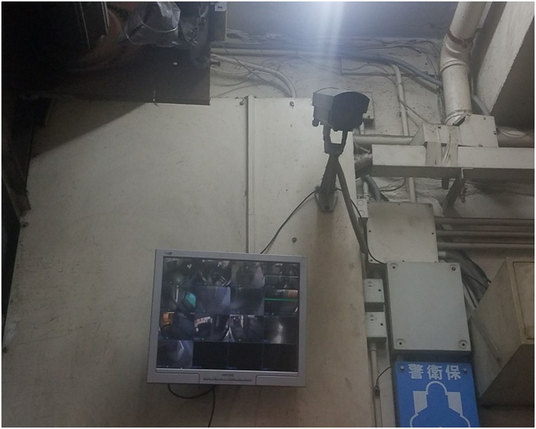 警方正翻看現場閉路電視。歐陽偉光攝