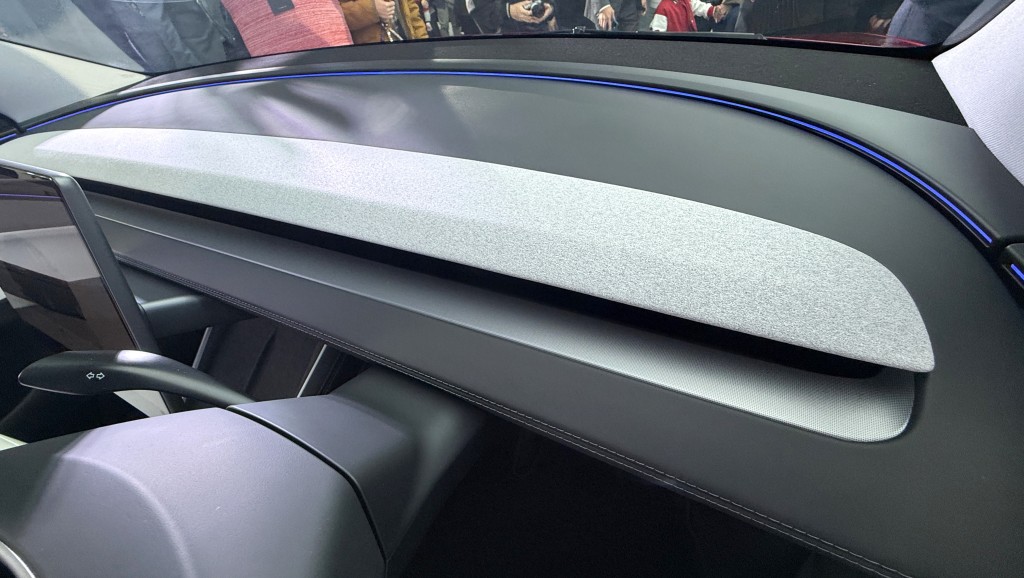 新款Tesla Model Y中控台用料較前講究，格調高級富質感。