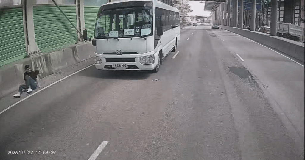 男子突然打開左車門跳車,倒地後在地上打跟斗。fb「屯門公路塞車關注組」Pong Wu片段截圖 男子突然打開左車門跳車,倒地後在地上打跟斗。fb「屯門公路塞車關注組」Pong Wu片段截圖