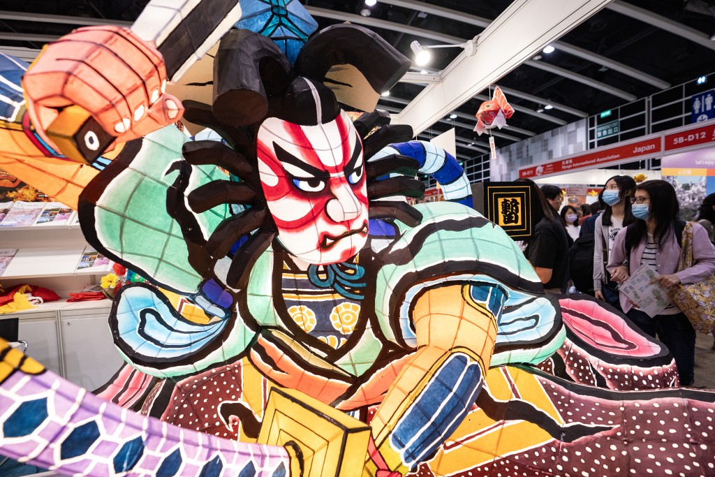 去年香港運動消閑博覽上，日本青森縣展台擺放的一尊歌舞伎劇目《暫》的“睡魔”造型飾物吸引市民的關注目光。