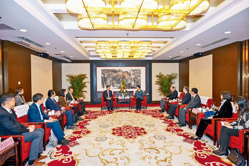 早前與特首在北京拜訪各部委。