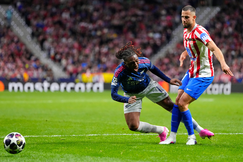 伊斯疑被大衛漢斯高踩中足踝倒地。美聯社