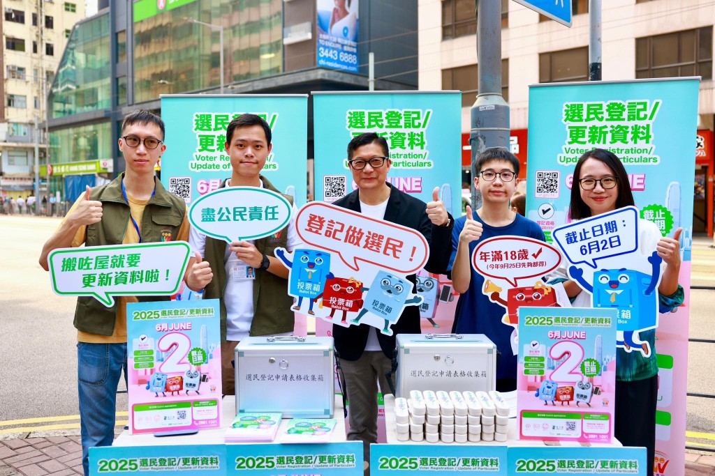 鄧炳強到灣仔呼籲街坊登記做選民。鄧炳強FB圖片 鄧炳強到灣仔呼籲街坊登記做選民。鄧炳強FB圖片