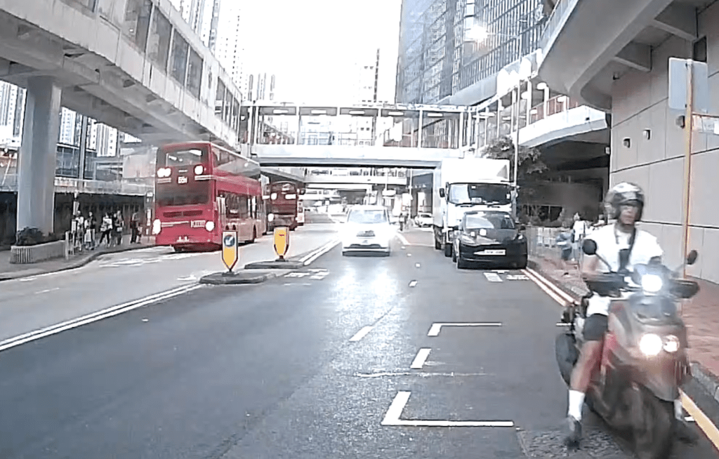 事發時,男童一邊行人路有私家車及貨車停泊路邊。男童由行人路走出橫過西樓角路。Facebook 車cam L(香港群組)影片截圖 事發時,男童一邊行人路有私家車及貨車停泊路邊。男童由行人路走出橫過西樓角路。Facebook 車cam L(香港群組)影片截圖