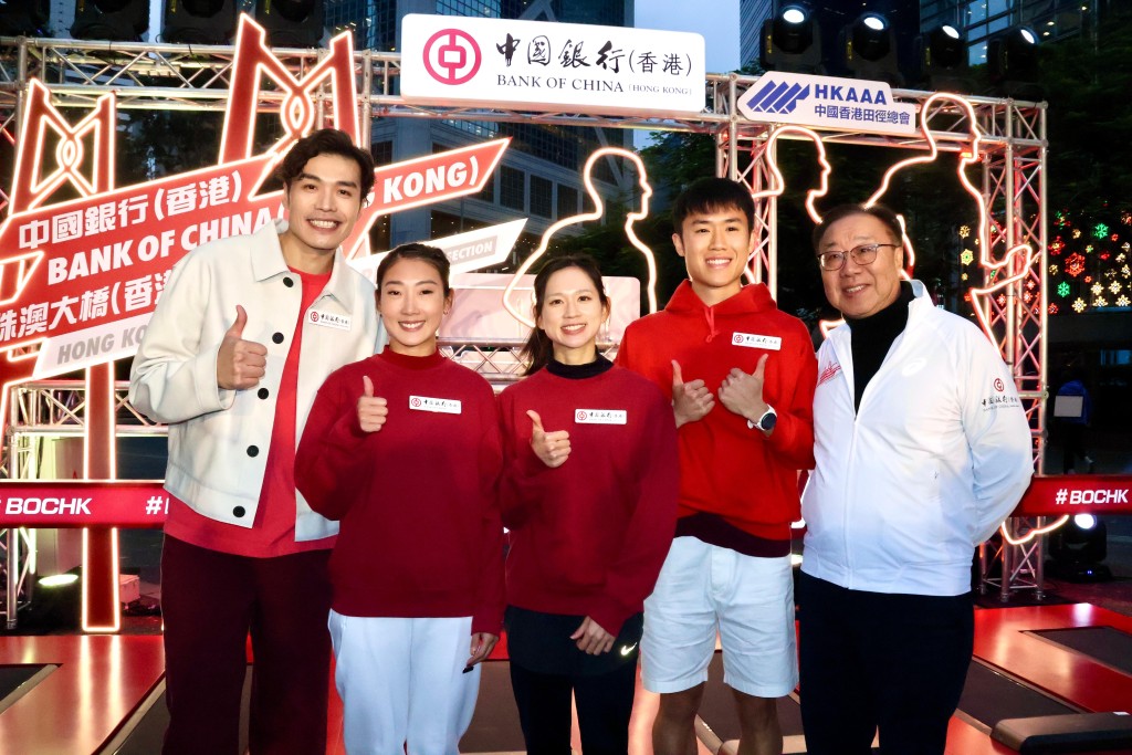 關Sir(左起)跟運動員一同出席起動禮,包括莊司暘、屈旨盈、羅映潮及花劍「大師兄」張小倫。 關Sir(左起)跟運動員一同出席起動禮,包括莊司暘、屈旨盈、羅映潮及花劍「大師兄」張小倫。