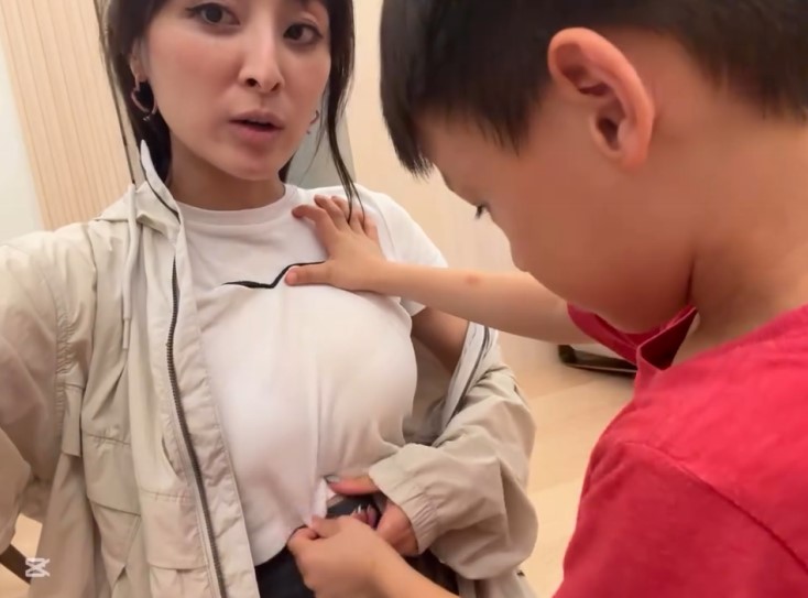 張名雅大仔亦不喜歡媽媽露臍。 張名雅大仔亦不喜歡媽媽露臍。