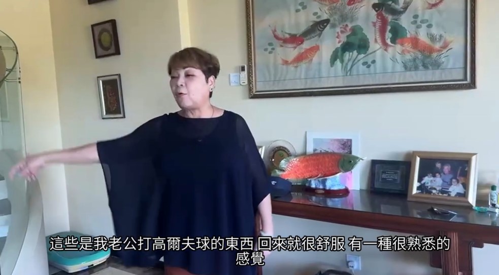 肥媽指着以往丈夫放高爾夫球裝備的位置。 肥媽指着以往丈夫放高爾夫球裝備的位置。