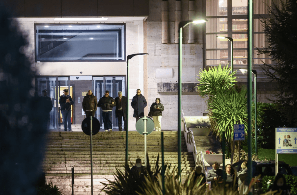 這歲男童家屬離開拿坡里莫納爾迪醫院。路透社 這歲男童家屬離開拿坡里莫納爾迪醫院。路透社