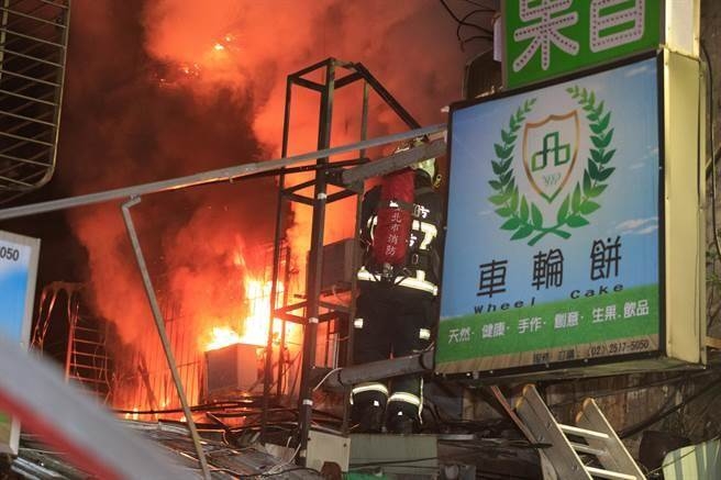 火勢由2樓迅速向上蔓延。(網圖)