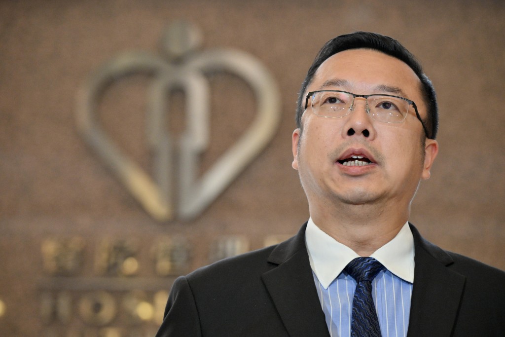 醫管局質素及安全總監黃立己表示,有關計劃是希望「能者共付,減少浪費」的原則,鼓勵家屬盡早將過世的親屬遺體領取安排殯葬。蘇正謙攝 醫管局質素及安全總監黃立己表示,有關計劃是希望「能者共付,減少浪費」的原則,鼓勵家屬盡早將過世的親屬遺體領取安排殯葬。蘇正謙攝