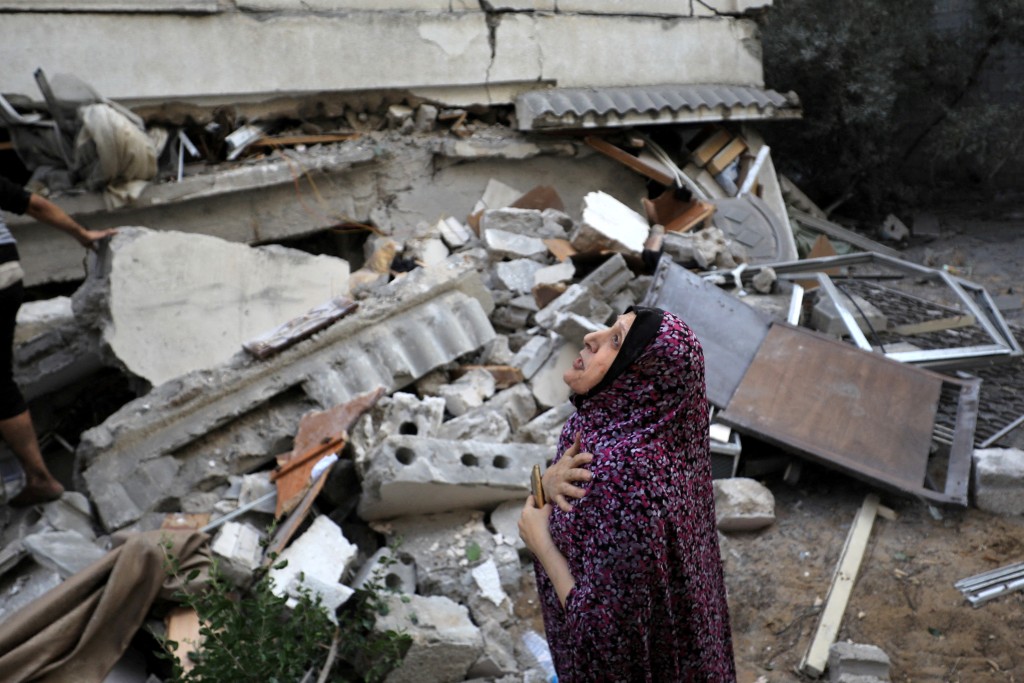 加沙持續遭以軍空襲，已有逾6500人喪生，居民流離失所。美聯社