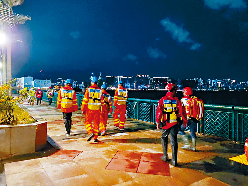 颱風「樺加沙」襲港期間，香港守望者服務團曾到碼頭巡視。