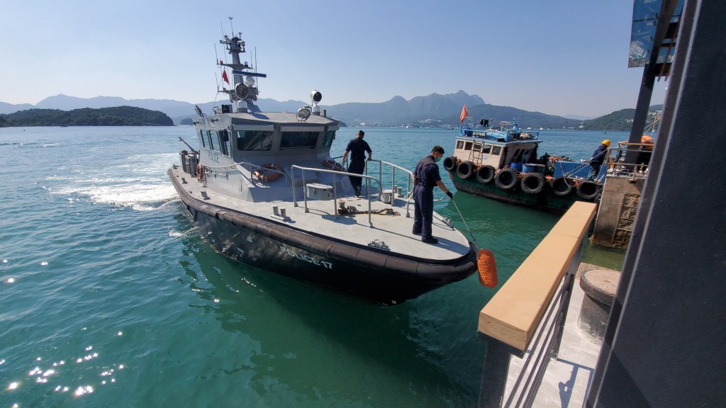 警方登島調查。蔡楚輝