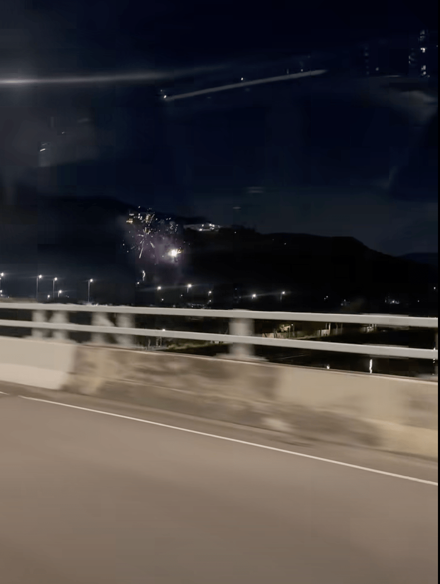 昨晚約11時網上流傳一段長約6秒的影片,公路旁的夜空突然有十多響煙花接連綻放,紅、黃光點在漆黑夜空散開,格外耀眼。FB@「大埔 TAI PO」 昨晚約11時網上流傳一段長約6秒的影片,公路旁的夜空突然有十多響煙花接連綻放,紅、黃光點在漆黑夜空散開,格外耀眼。FB@「大埔 TAI PO」