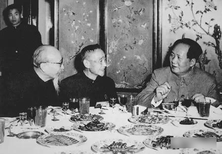 毛泽东签名的国宴菜单以215万港元拍卖出。央广军事