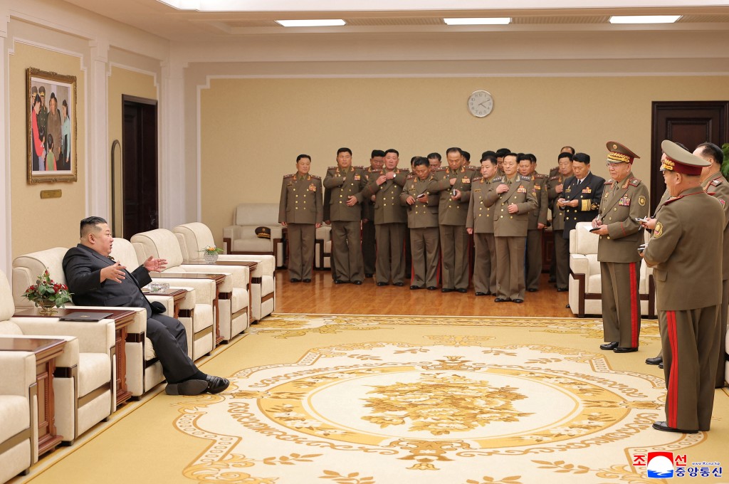 金正恩向軍官發表講話。路透社