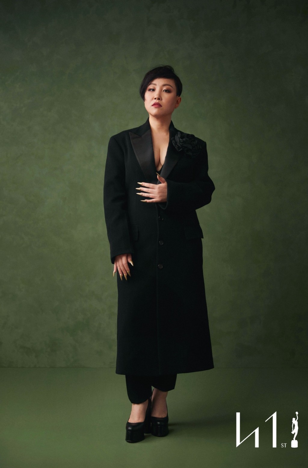 杨诗敏一改过往搞笑形象，在《正义回廊》中饰演其中一位男主角的姊姊。