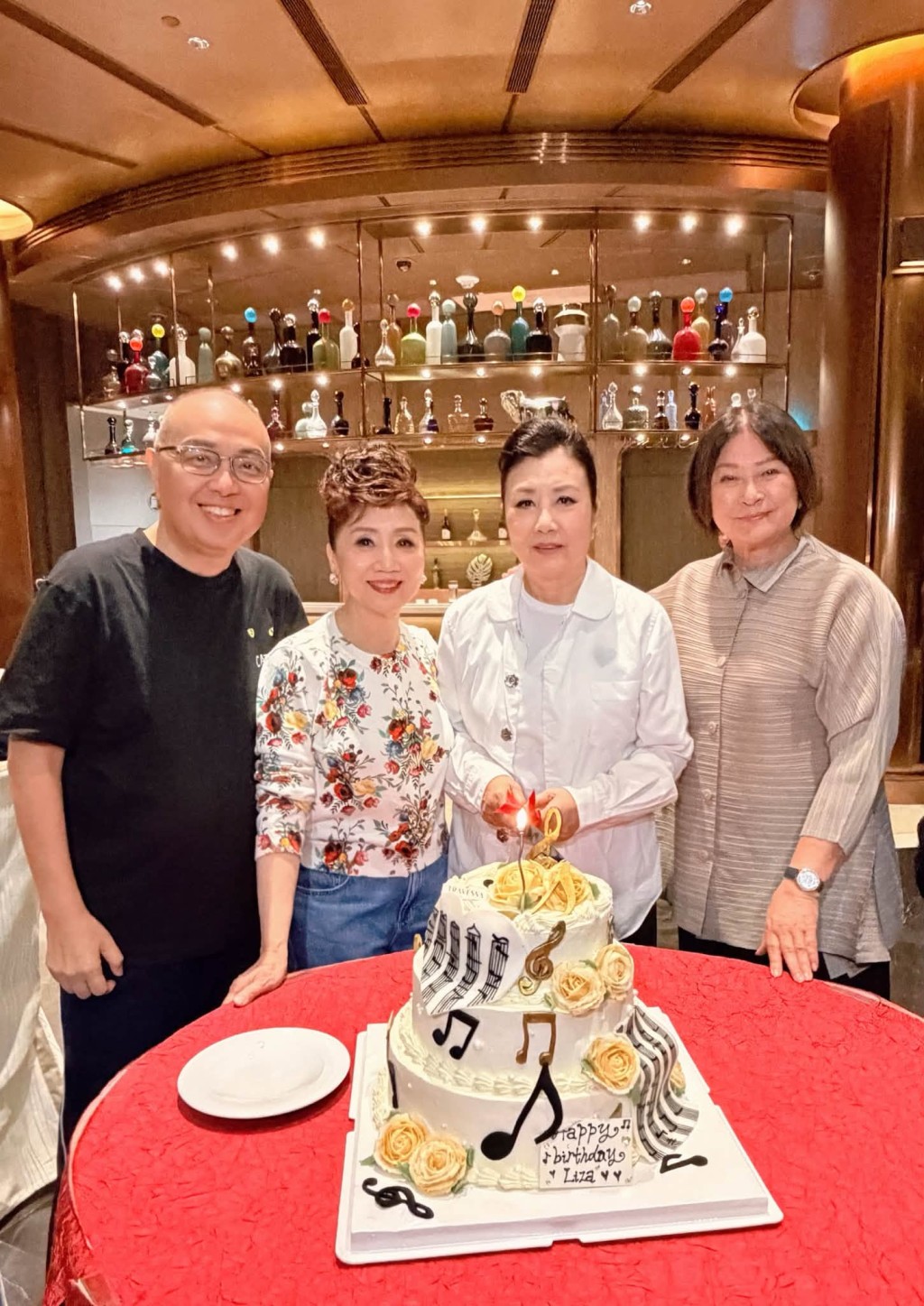 近日黃淑儀、汪明荃同時出席張德蘭演唱會慶功宴，二人罕有同框。
