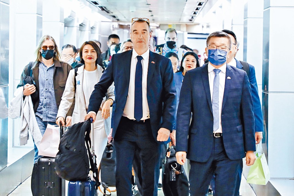 法國國會議員博多黑(中)率團訪台。