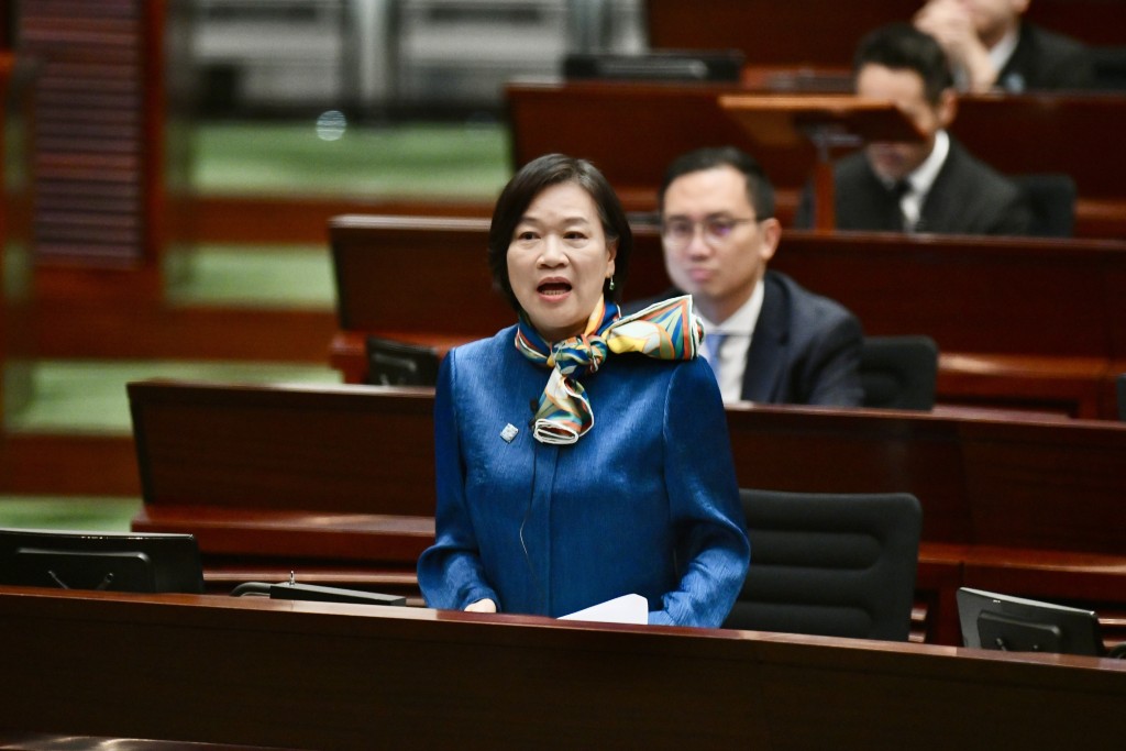 經民聯梁美芬促請李家超向國家爭取更多配額,讓本港人才實質參與世貿、世衛、國家航空部門及聯合國法院等各層級工作。 經民聯梁美芬促請李家超向國家爭取更多配額,讓本港人才實質參與世貿、世衛、國家航空部門及聯合國法院等各層級工作。